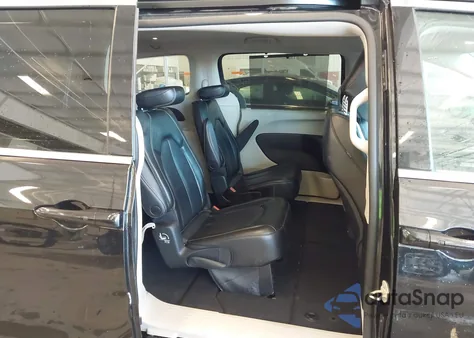 2023 Chrysler Pacifica Touring L z USA, uszkodzony, nr VIN 2C4RC1BG7PR532344